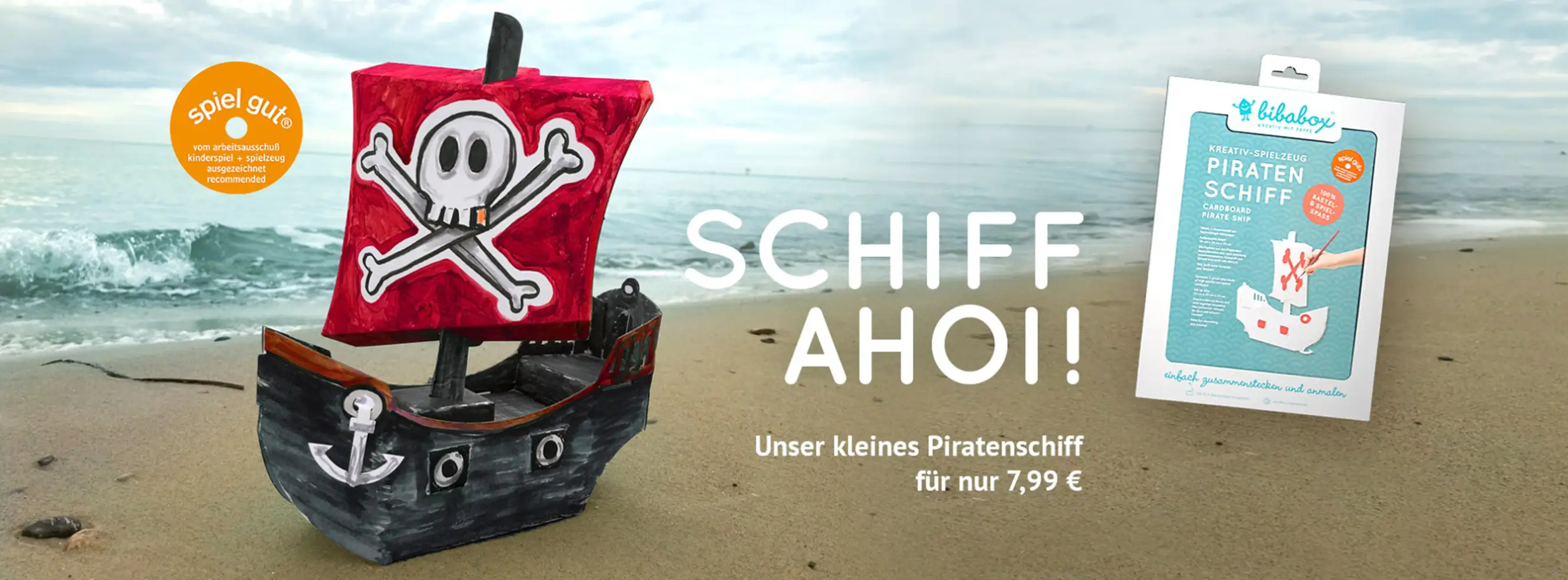 Schiff Ahoi, kleines Pappschiff am Meer