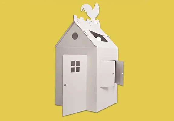 Großes Papphaus auf gelben Hintergrund